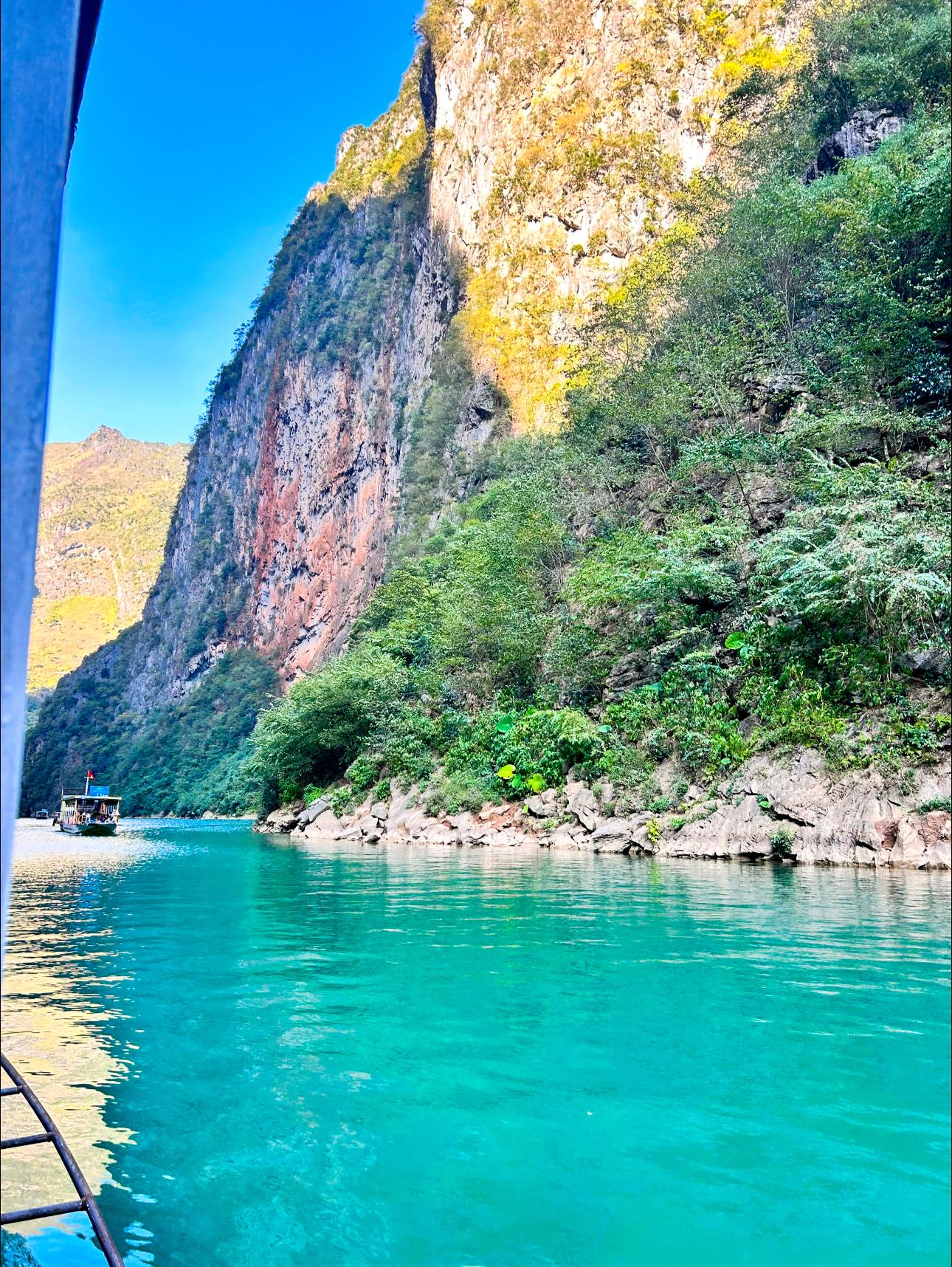 HA GIANG CAR TOUR ACCORDING TO PERSONAL REQUEST